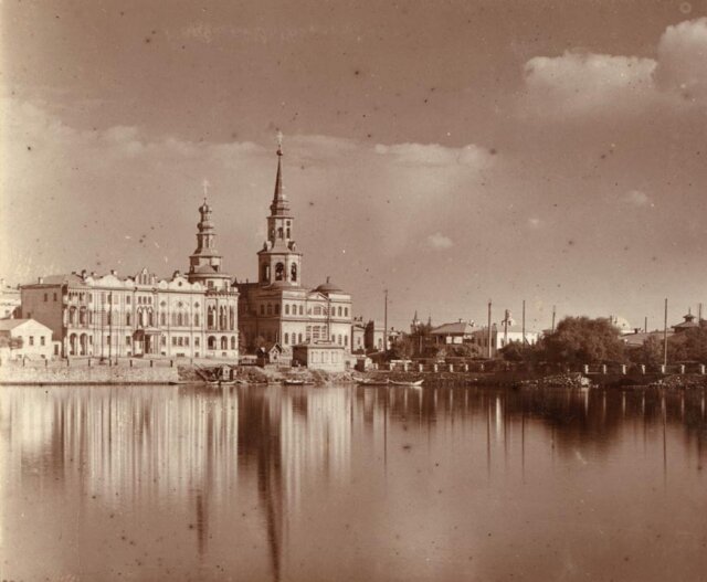    Екатерининский собор и дом Севастьянова на фоне Городского пруда. 1910 г
