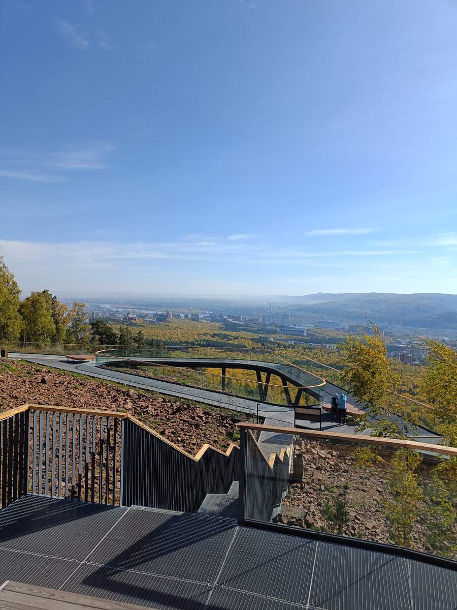 если не смотреть под ноги, то очень даже ничего. Пол из металлической сетки. Хорошо, не прозрачный. )))))