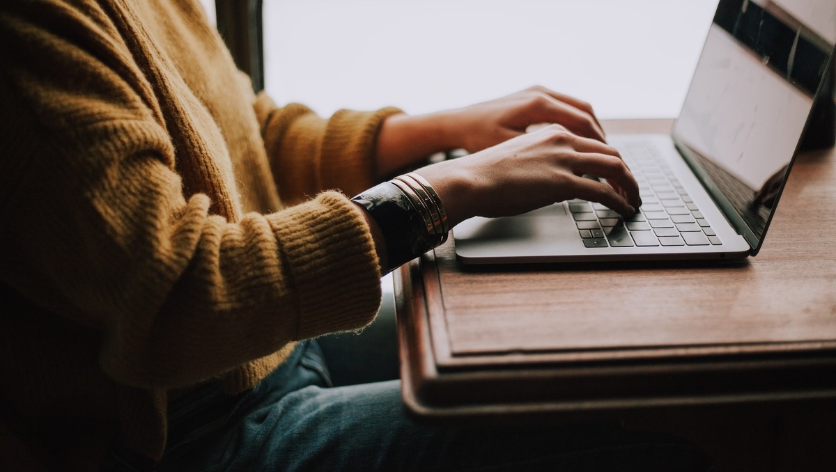     29-летняя жительница столицы Хакасии узнала о том, что должна деньги микрофинансовой компании, в апреле текущего года, когда ей стали звонить коллекторы. Она сразу же обратилась в городскую полицию.