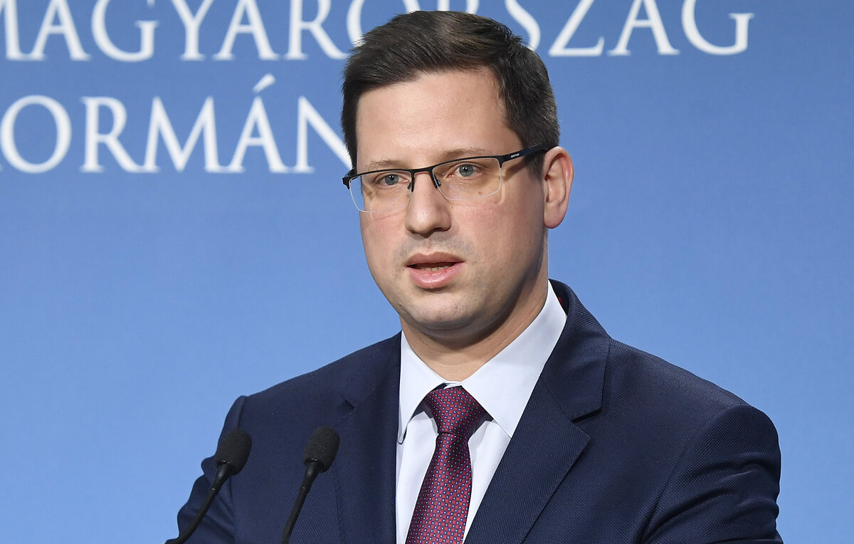    Глава канцелярии премьер-министра Венгрии Гергей Гуйяш  EPA-EFE/SZILLARD KOSZTICSAK