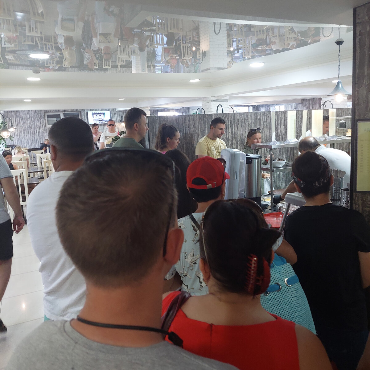 Листайте карусель, в ней увидите витрины с ценами на блюда 😅