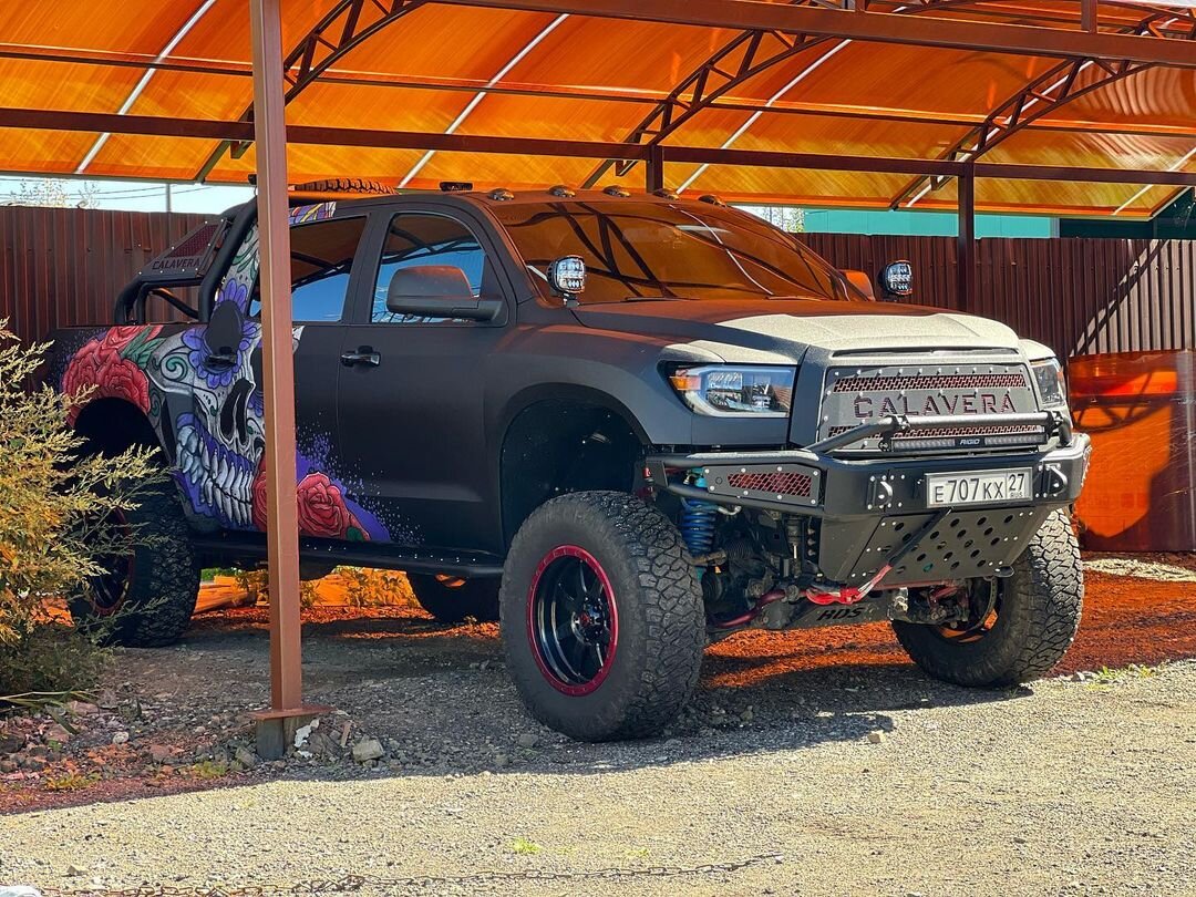 Toyota Tundra превратили в злой экспедиционник на шинах MAXXIS RAZR AT.  Полный список доработок и цена автомобиля ниже по тексту. 😉👇 | MAXXIS  RUSSIA | Дзен