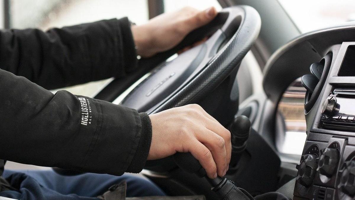    Мужчина управляет автомобилем:pixabay.com