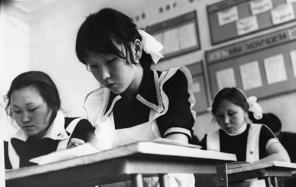 На сочинении выпускников во 2-ой школе г.Кызыла, 1977 г.