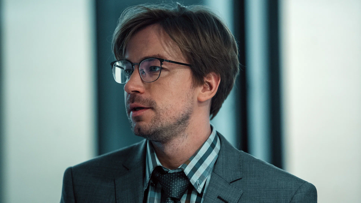 Кадр из сериала «Надвое» / фото: kinopoisk.ru