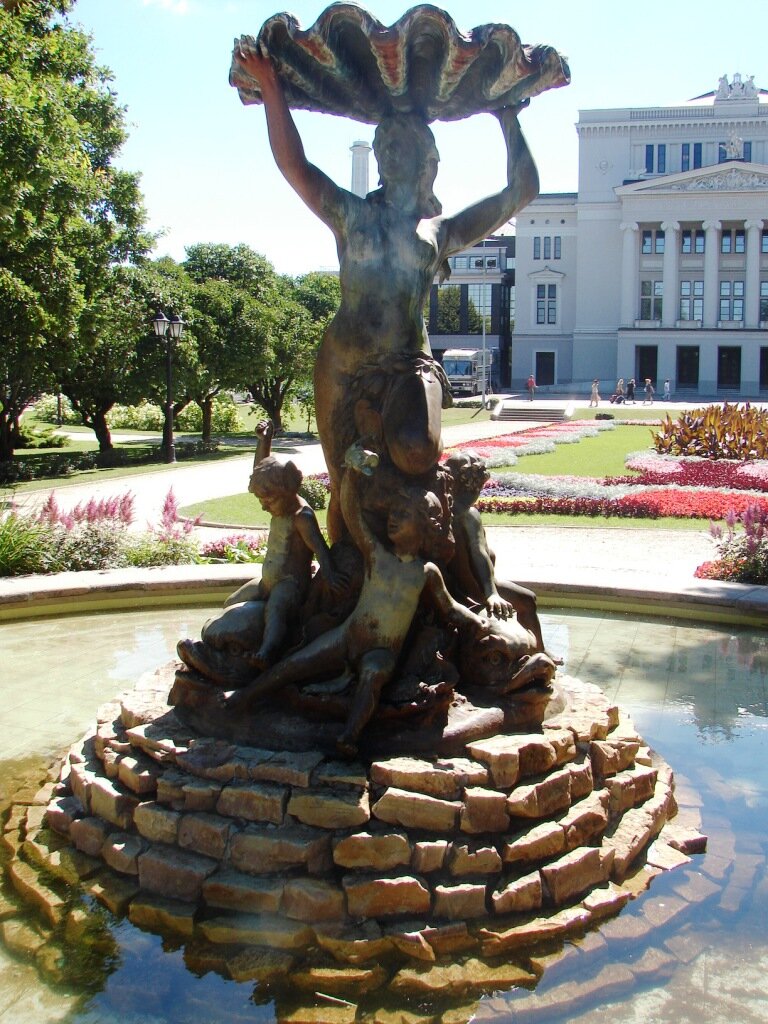 Фонтан «Нимфа» у здания Национальной оперы. фото автора