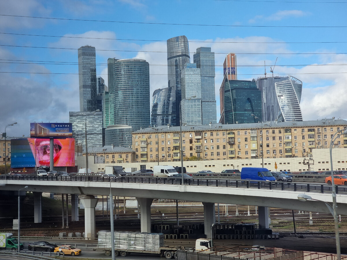 Москва-Сити из окна поезда. 11.10.2022