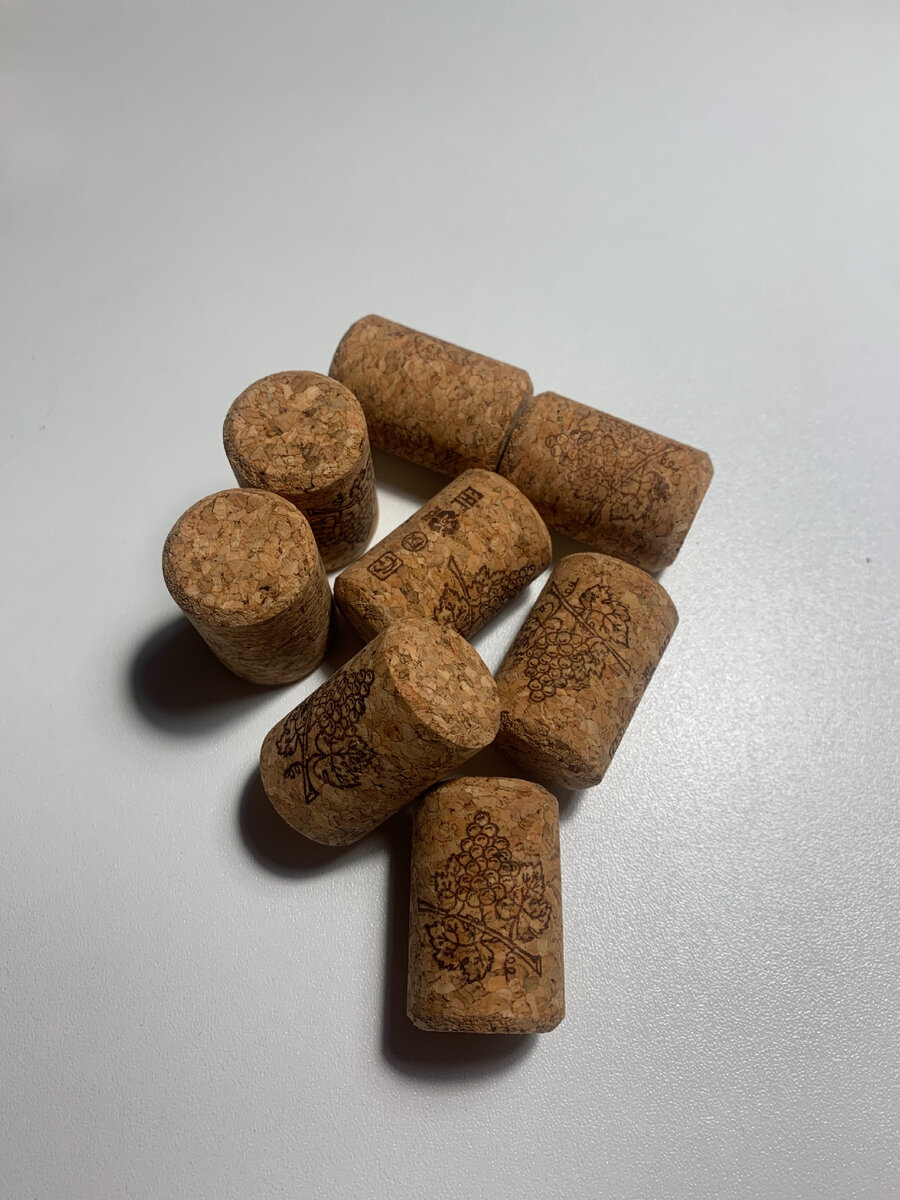 🚫 Не используйте б/у пробки, в них есть дырка. (Или же только в крайнем случае, когда не планируется долго хранить и пробка не проколота насквозь).