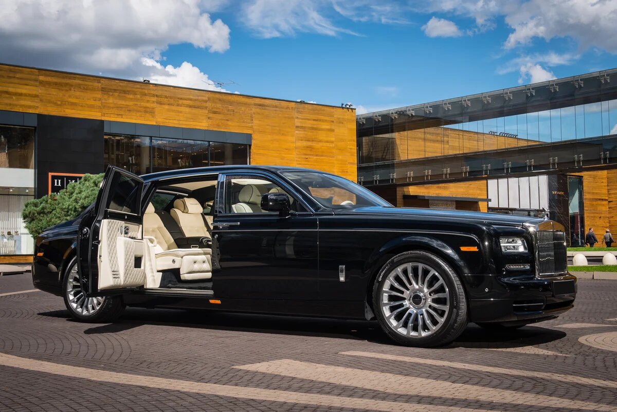 1 rolls royce. Rolls-Royce Phantom (VII). Rolls Royce Phantom 7. Rolls-Royce Phantom VII Рестайлинг. Rolls Royce Phantom 2020.