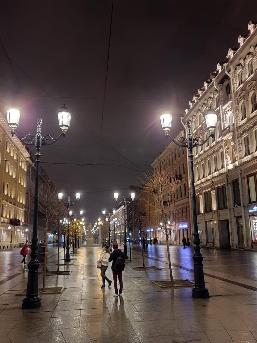 Около Невского проекта. Вечер в Санкт-Петербурге