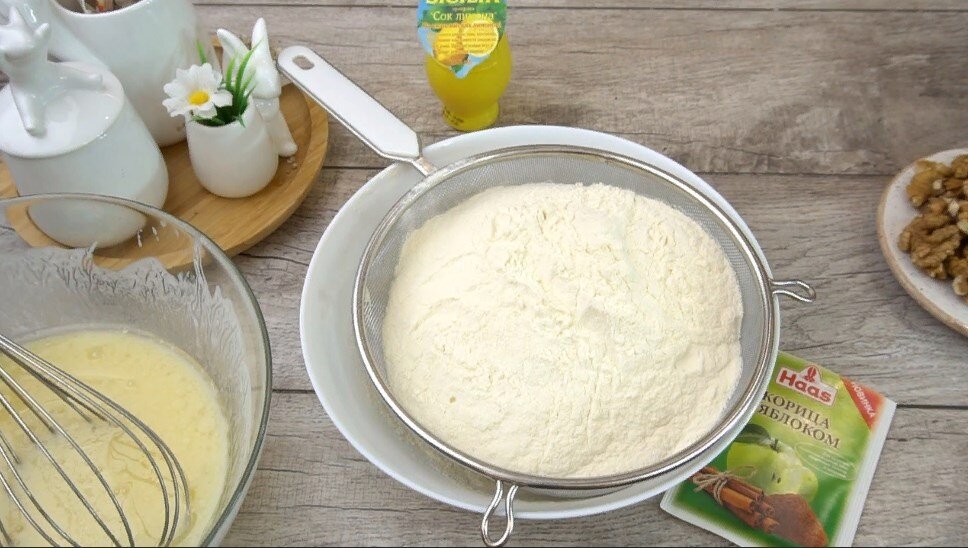 Привет! Сегодня я к Вам с рецептом вкусных медовых пряников на кефире "Удаачные". Готовятся просто, все перемешиваю ложкой, делю тесто и в духовку.-3
