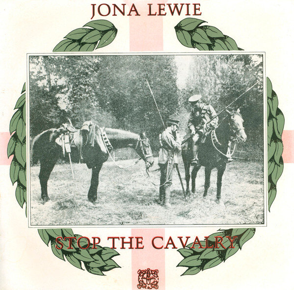 Обложка сингла Stop The Cavalry (1980). Она заняла бы первую строчку в хит-параде в момент выхода, если бы не убийство Джона Леннона, после которого подсуетившиеся продюсеры выпустили новые пластинки с его записями. 