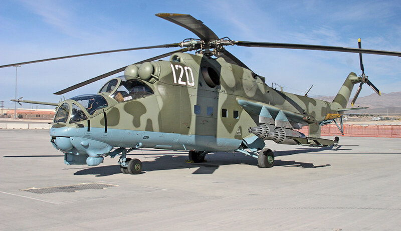 Ми-24Д компании VTS Aviation на авиабазе Неллис. Вторая машина носит бортовой номер 118.