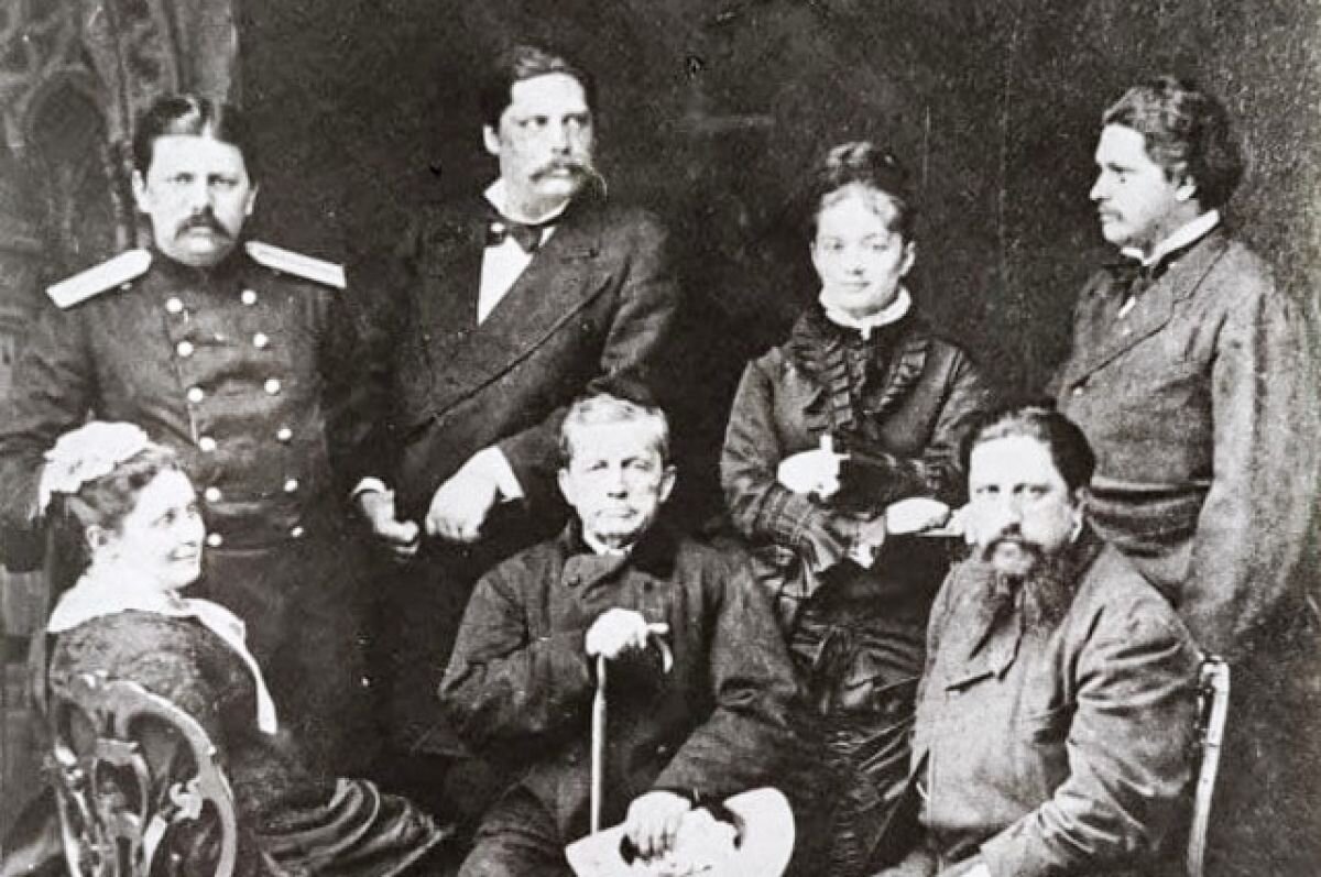    Патриарх рода, Павел Дмитриевич в окружении семьи.