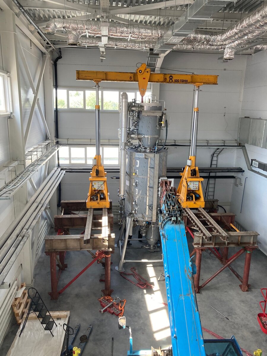 Кантование реактора порталом и малогабаритным краном