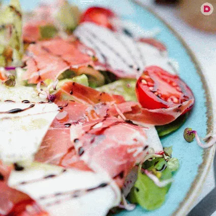 Помидоры черри, или вишневидные томаты – самые сладкие из всех видов этого овоща, к тому же в них содержится большее количество витаминов, чем в крупных экземплярах. Благодаря этим качествам, их считают отличными продуктами для приготовления свежих салатов.