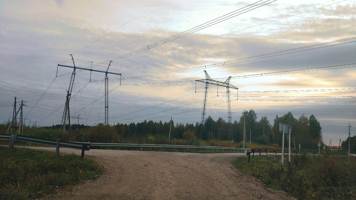 Развилка, которая ведёт в приют, . Налево- дорога в  город. Направо- в деревню.
