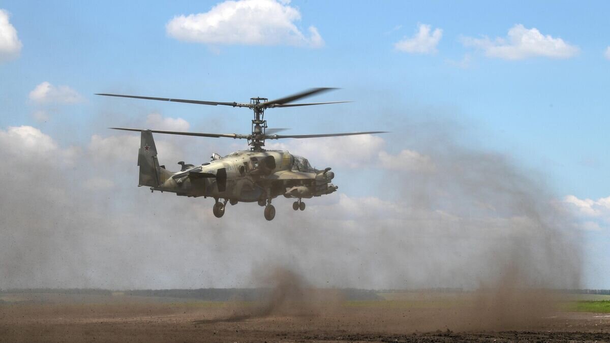    Ударный вертолет Ка-52 ВКС России над аэродромом базирования в зоне проведения специальной военной операции на Украине© РИА Новости / Кирилл Нортон