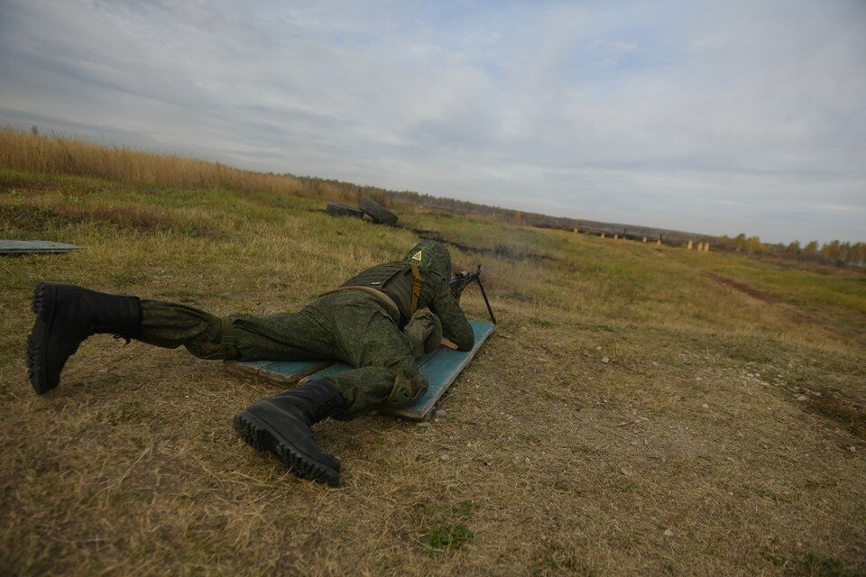     Студентов курсов учили стрелять и оказывать первую помощь. Алексей БУЛАТОВ