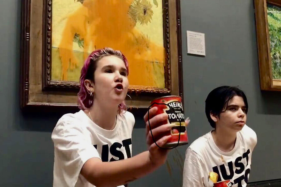 Женщины сразу заметят о чем я.  Когда-нибудь, девчонки подрастут, и вспомнят себя в свой, возможно единственный "звездный, медийный час". И наверное им станет стыдно.