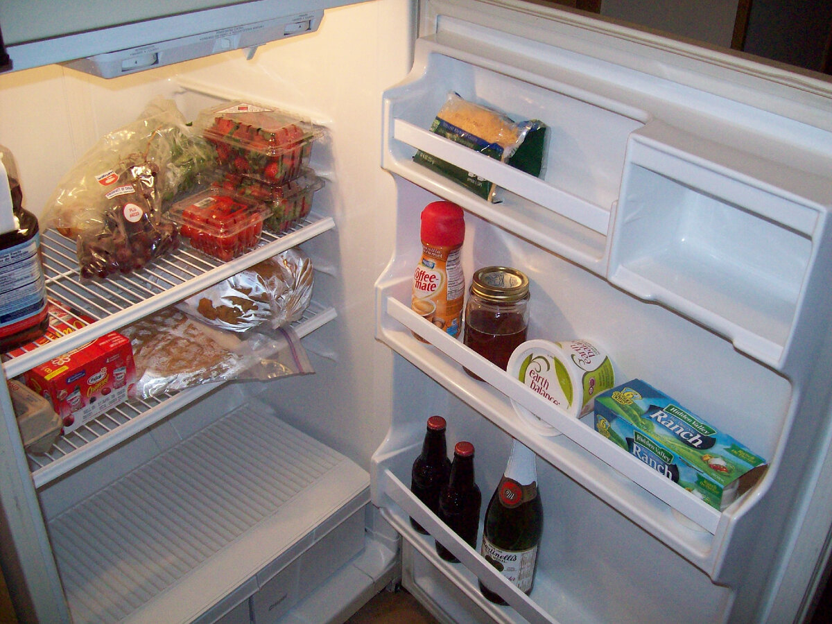 Как избавиться от неприятного запаха в холодильнике: эффективные способы