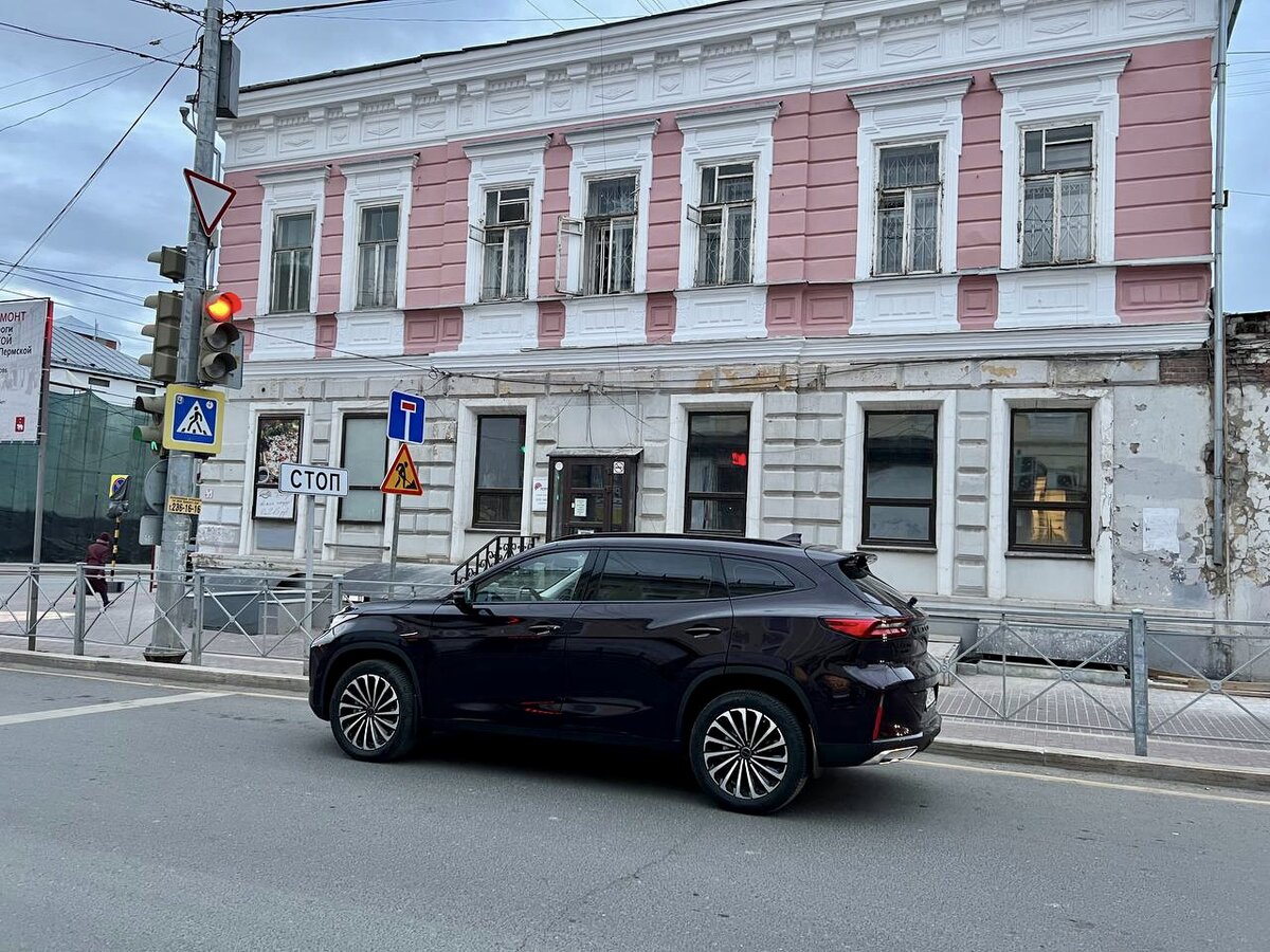 Уберечь колеса и диски от повреждения о бордюр при парковке поможет система кругового обзора AVM 360 из четырех широкоугольных камер высокого разрешения.  