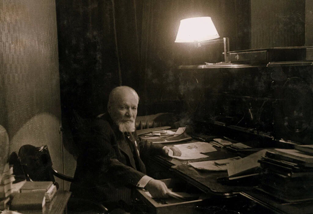 Владимир Иванович Немирович-Данченко в своей квартире