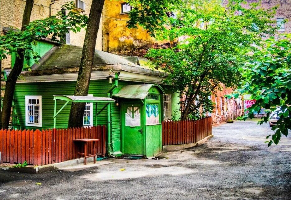 В деревянном домике, который спрятался во дворе одного из доходных домов, живет пенсионер. В середине XVIII века дом номер 14 являлся частью Биржевого (Сибирского) двора и принадлежал крупному уральскому заводчику С.Я.Яковлеву (Собакину).