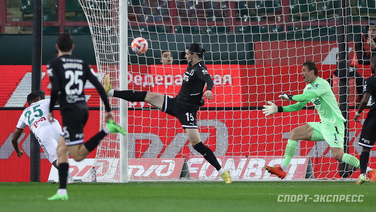    Франсуа Камано забивает гол в ворота Антона Шунина.Александр Федоров