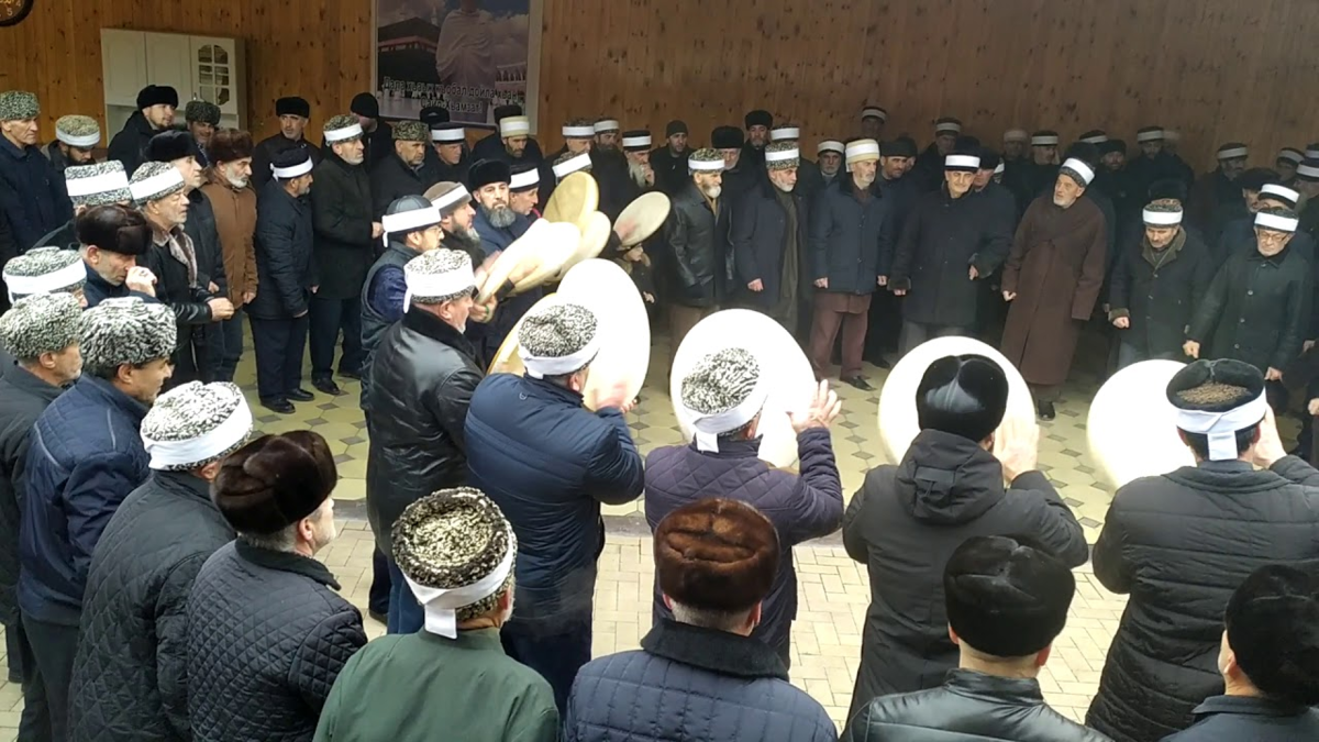 Автомобили зикр. С Курчалой Курчалоевский район. Мечеть Бачи-Юрт, Курчалоевский район. Зикр у чеченцев. Ингушетия зикр..