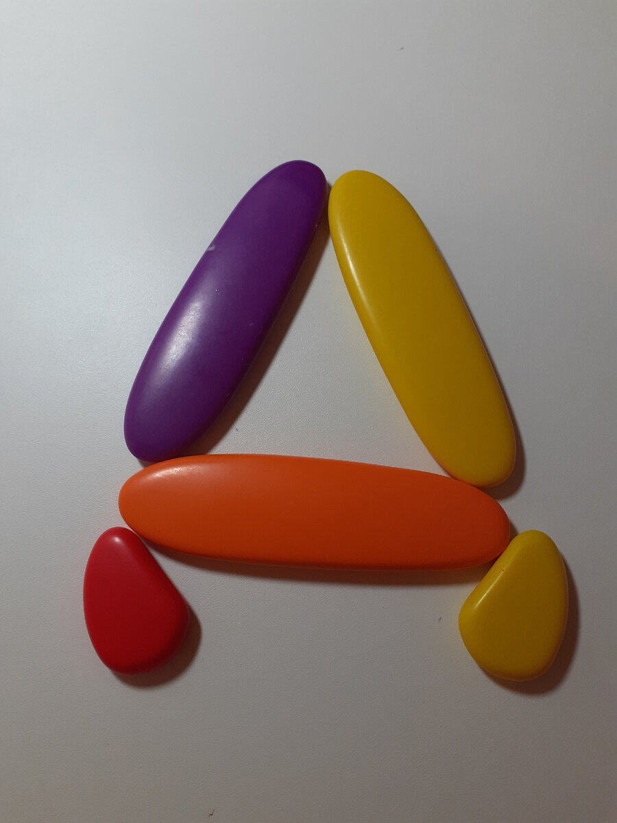 Буква Д из камней