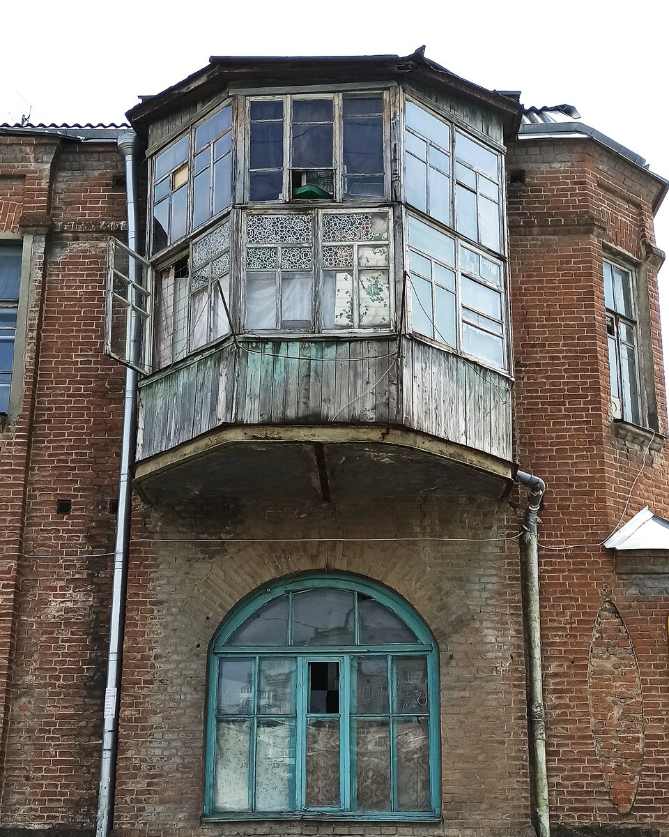 Жилой дом в Краснодаре. Удивительно, но в Краснодаре много домов в таком состоянии. Причем это не какая-то дальняя окраина, а чаще всего центр города или ближайшие к нему районы. Собственно, по фасаду заметно, что это старое сооружение. 