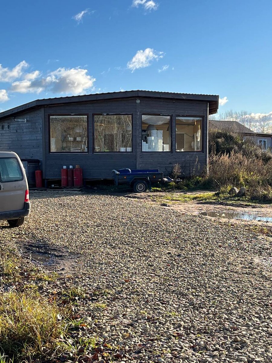 В сыроварню посторонним нельзя - всё должно быть стерильно 