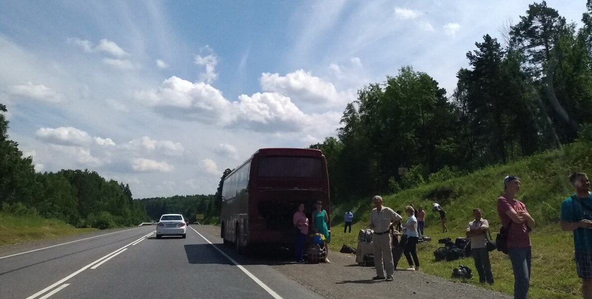 Автобус сломался в пути. Сломался автобус на трассе. Поломанный автобус на трассе. Разбитые автобусы на трассе. Сломалась.маршрутка на трассе.