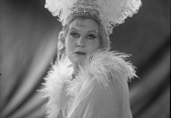     Почему Любовь Орлова хранила как драгоценности лампочку и поршневое кольцо