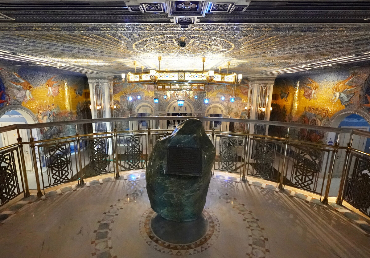 Вот тот самый камень с табличкой. 