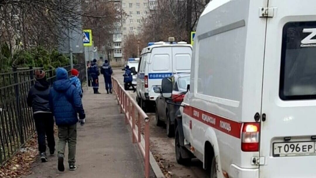     В Ярославской области мужчина пришел в одну из школ Рыбинска с ножом.