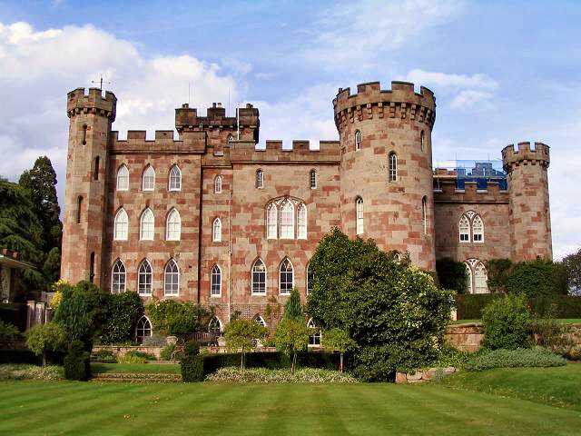 Семейный замок маркизов Чамли. Фото https://en.wikipedia.org/wiki/File:Cholmondeley_Castle.jpg