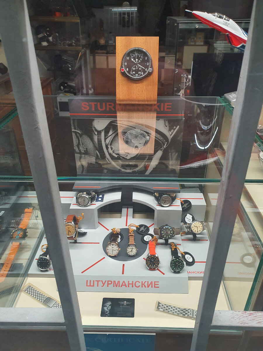 Вверху - бортовые авиационные часы. У нас дома были такие)