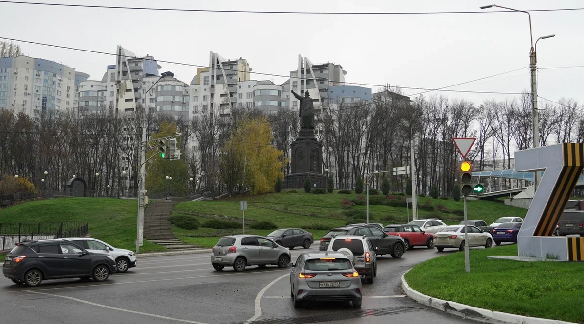 Памятник «октябрёнок» Белгород. Обстановка в Белгороде. Вз Родина Белгород фото. Ноябрь в городе фото.