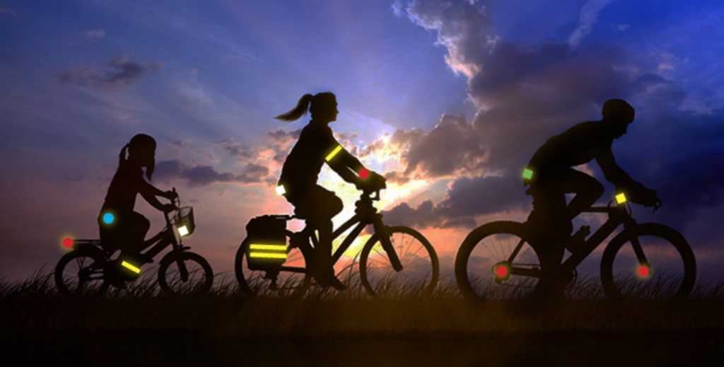 Вдруг на яркой полосе. Велосипед со светоотражателями. Светоотражатели для велосипедиста. Световозвращающие элементы на велосипеде. Светоотражающие элементы на велосипед.