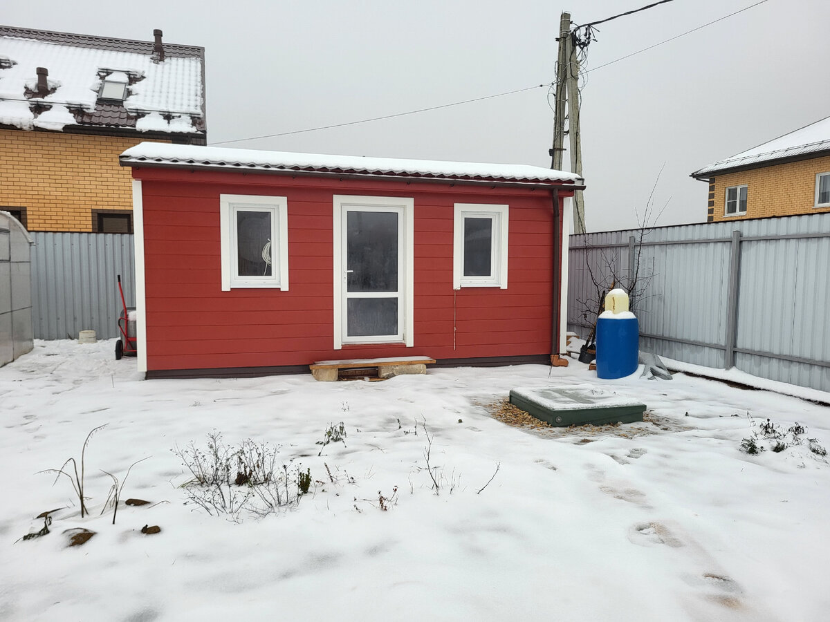 Хозблок встречает свою первую зиму