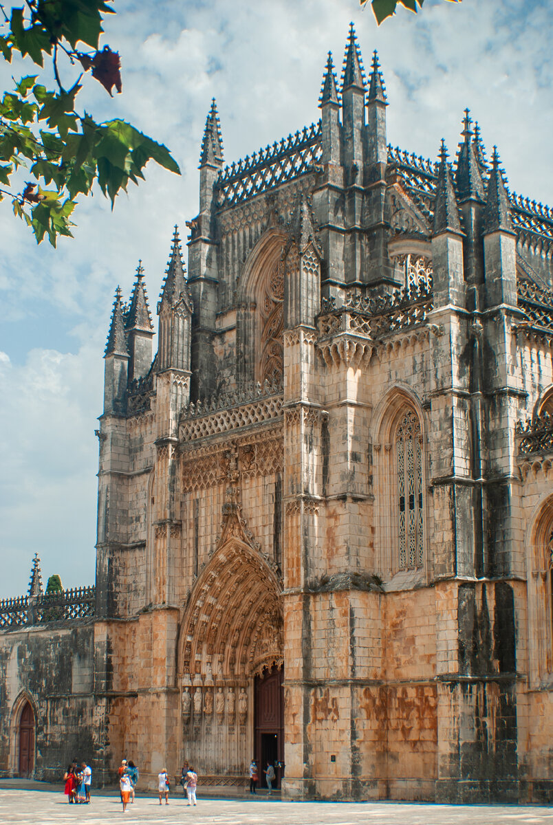 Площадь перед монастырем (фото автора)