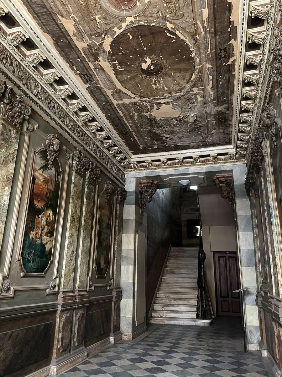 Парадная дома Абазова на Агмашенебели, 93 в Тбилиси