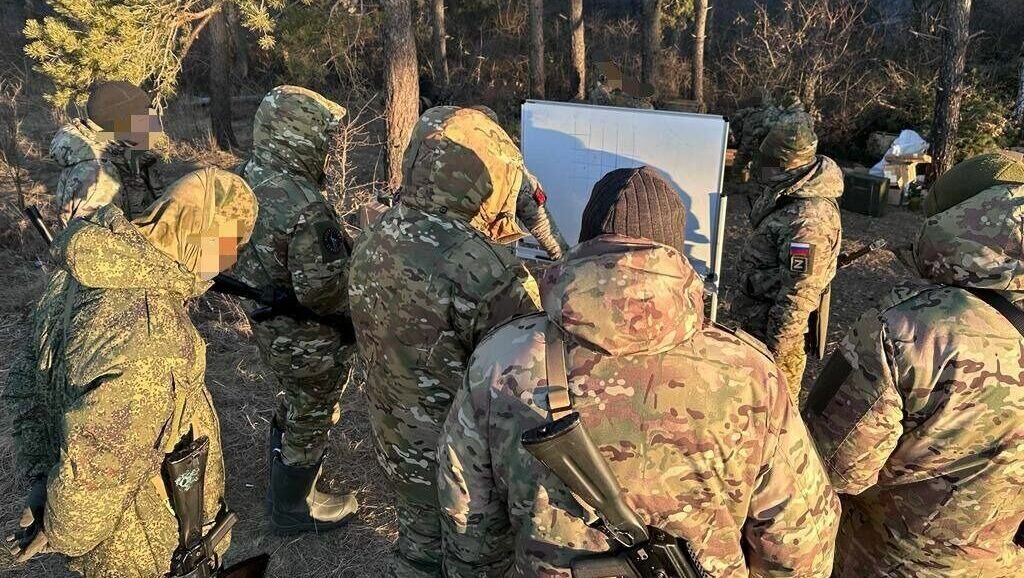     Волгоградские добровольцы прибыли в зону спецоперации в составе спецотряда «Сталинград». Депутат Госдумы РФ от региона Андрей Гимбатов поделился фото бойцов в своем телеграм-канале.