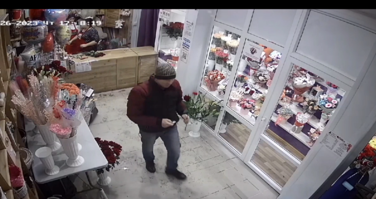    Напавший с разбитой бутылкой на цветочный магазин в Оренбурге украл 6 тыс. рублей и розу Белов Михаил Александрович