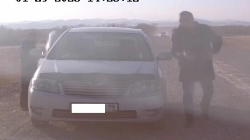     В Усть-Абаканском районе полицейские остановили машину, за рулем которой сидел 9-летний школьник. Мальчика посадил за руль отец.