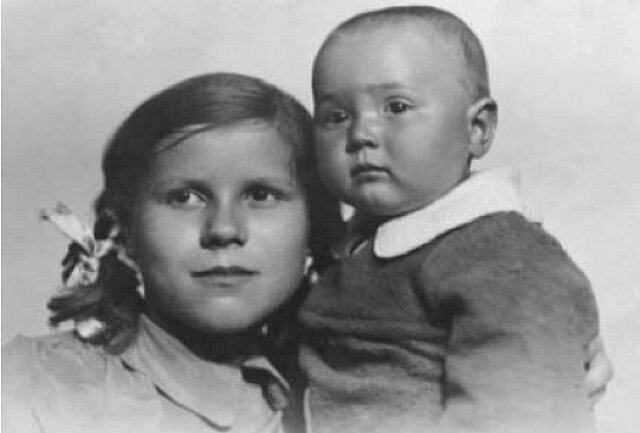 Галина Михайловна с сестрой. Фото сделано в 1941 году, до блокады Ленинграда.