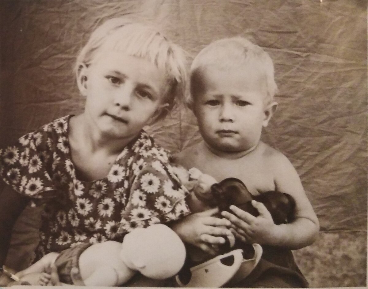 Фото из семейного архива. Тома и Павлик.