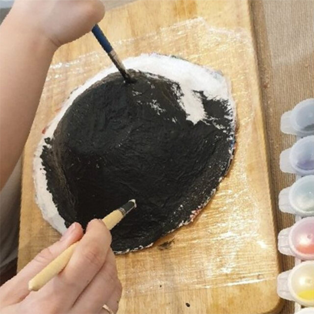 Сначала закрасили основу черной краской